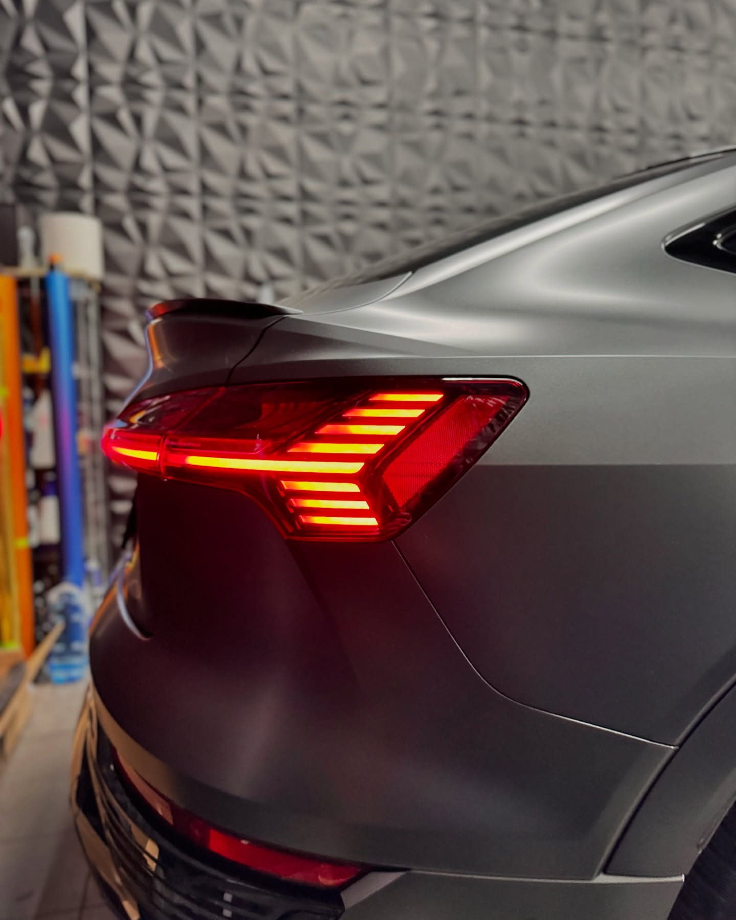 Audi Q8 e-tron — przyciemnione tylne lampy
