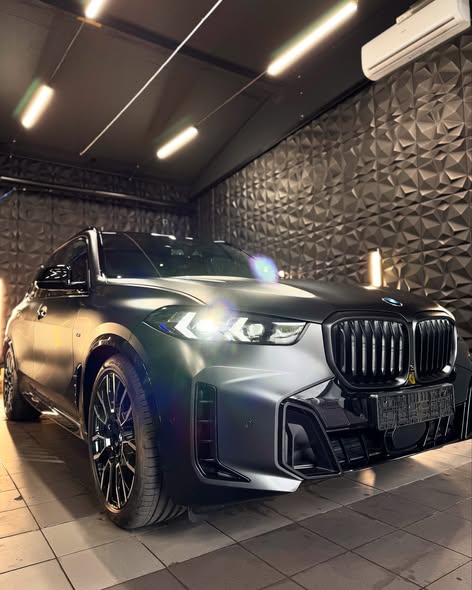 BMW X5 — front pod kątem po aplikacji matowej folii PPF