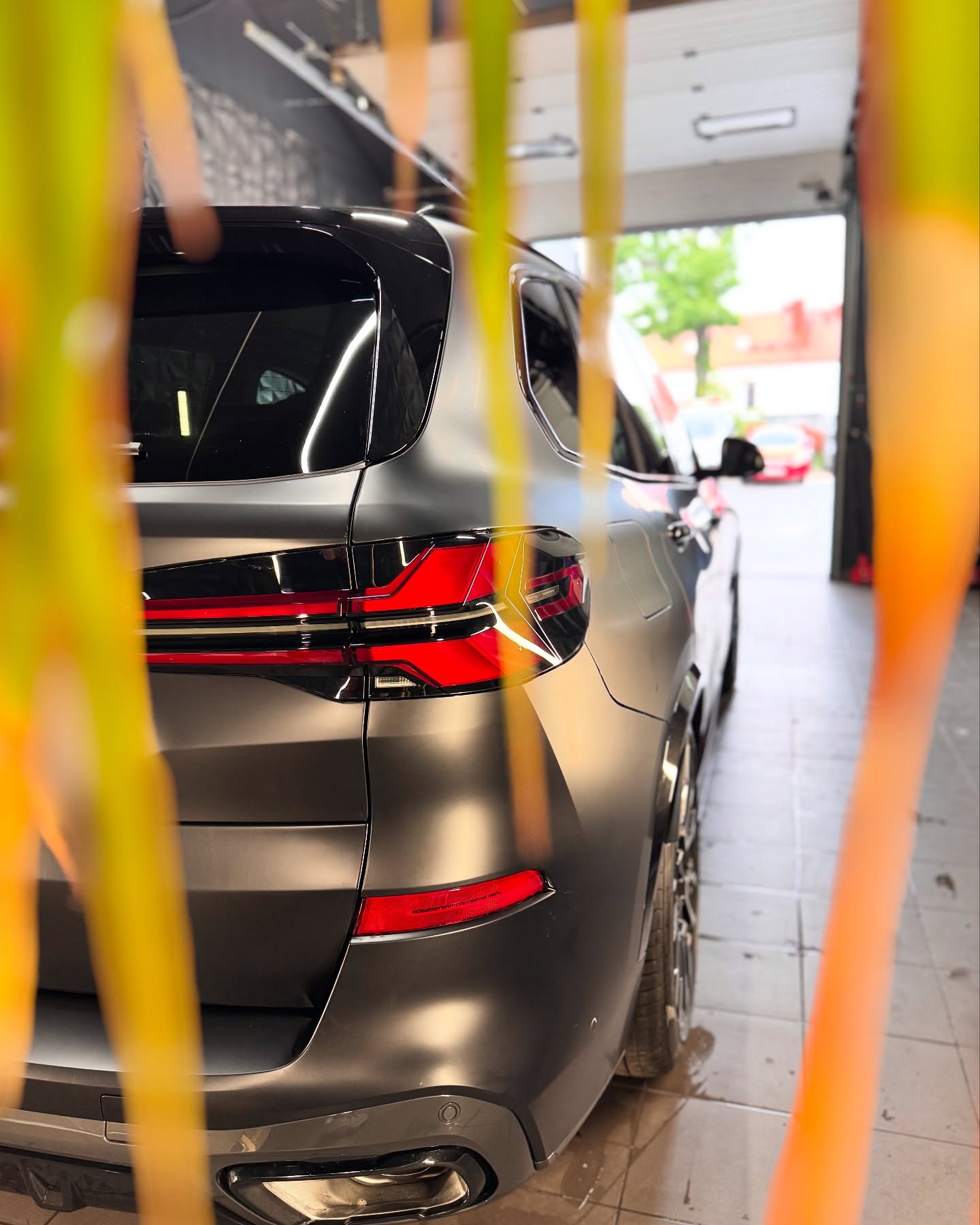 BMW X5 — tylna lampa i bok po zabezpieczeniu