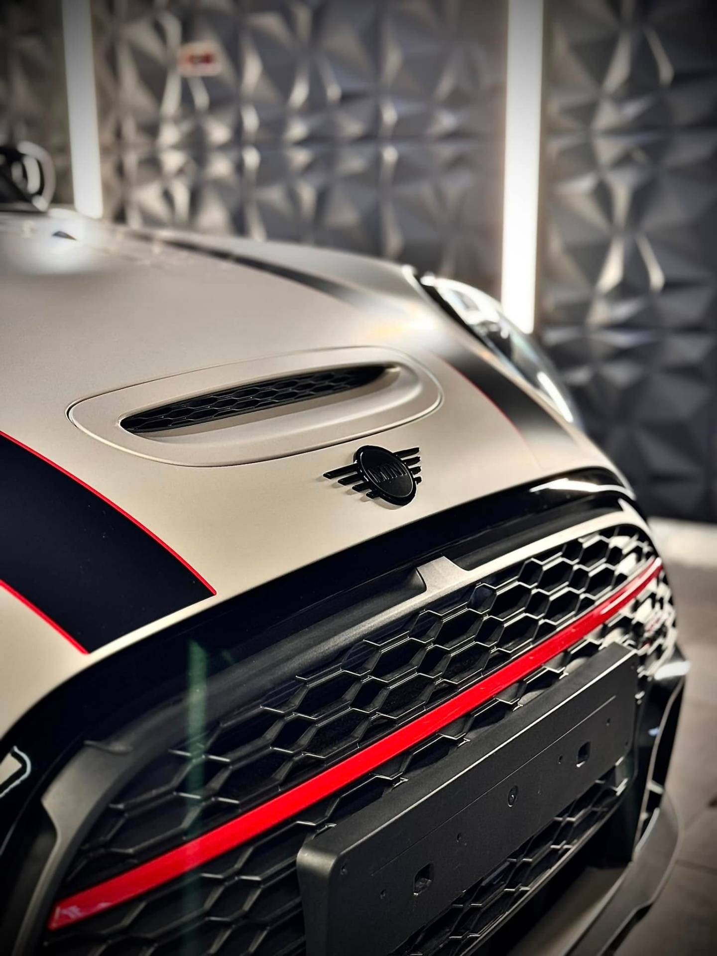 MINI Cooper — detal maski z paskami JCW