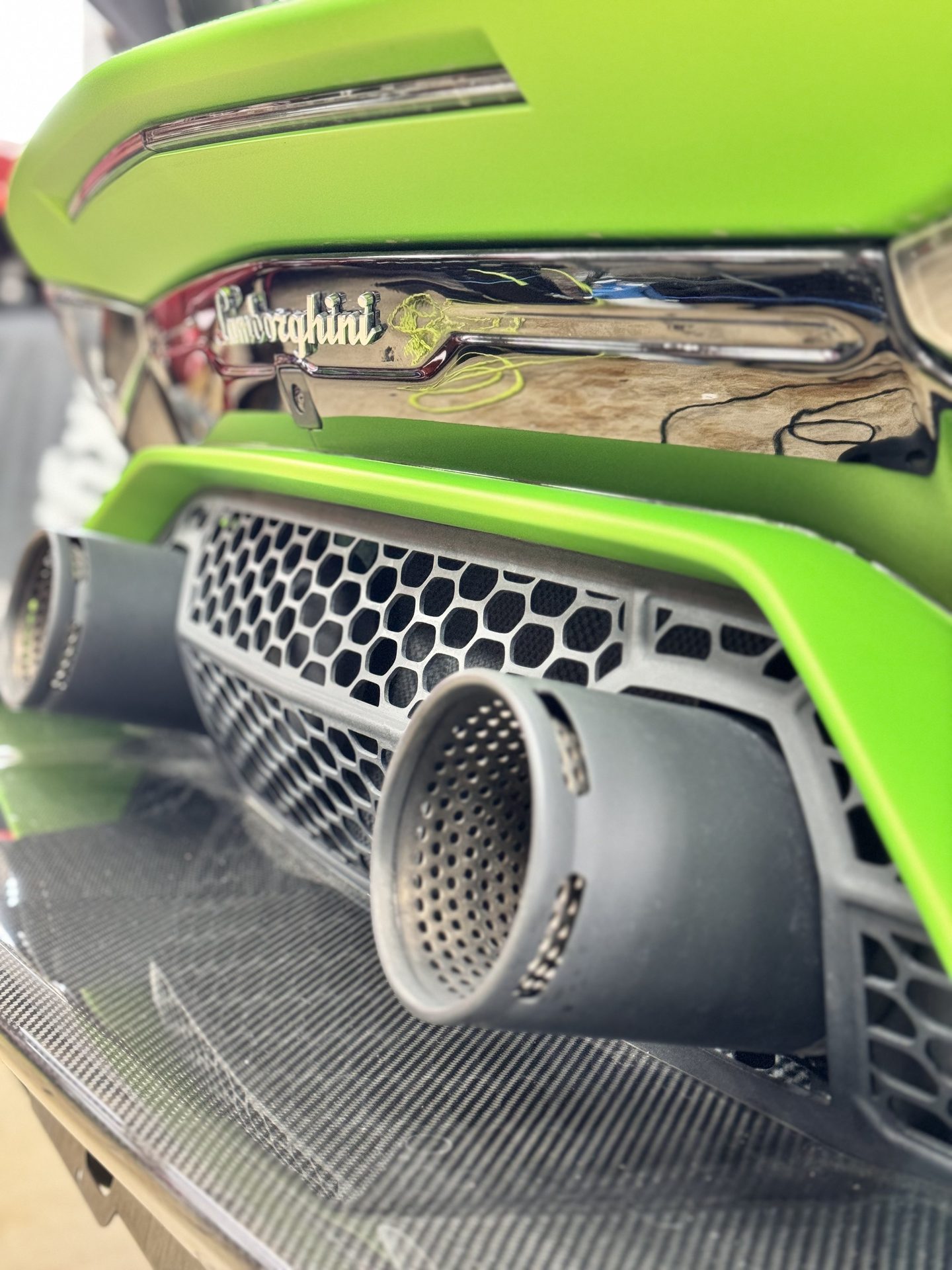 Lamborghini — Mycie detailingowe i stylizacja folią Carbon
