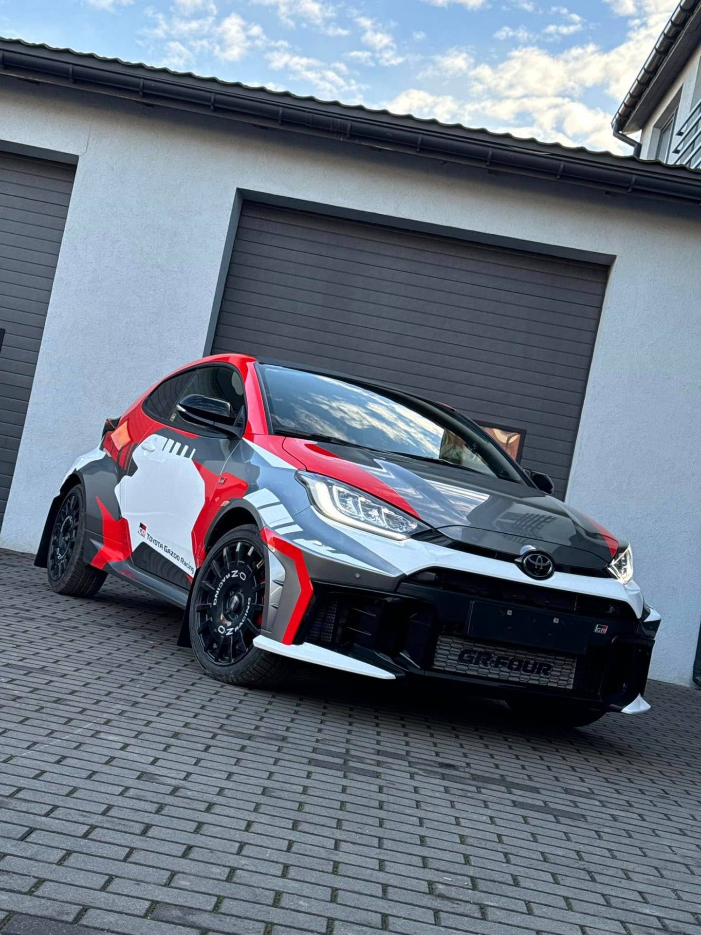 Toyota Yaris GR — front pod kątem po indywidualnym oklejeniu